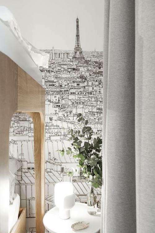 Белоснежная парижская квартира с оранжевыми и желтыми деталями 35