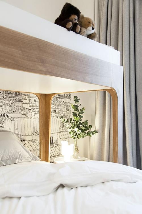 Белоснежная парижская квартира с оранжевыми и желтыми деталями 34