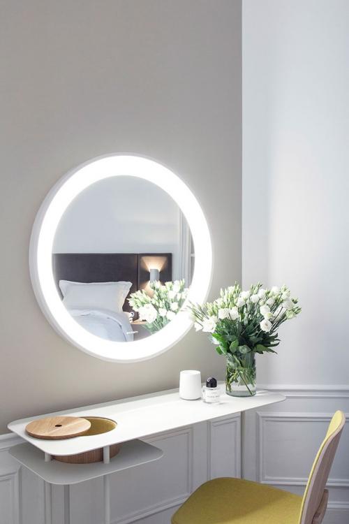 Белоснежная парижская квартира с оранжевыми и желтыми деталями 32