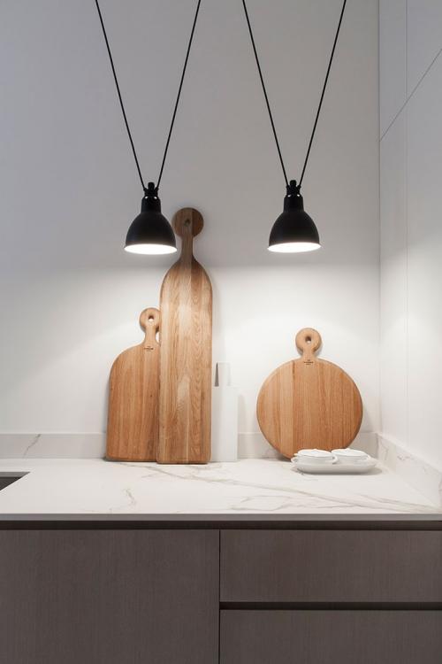 Белоснежная парижская квартира с оранжевыми и желтыми деталями 21