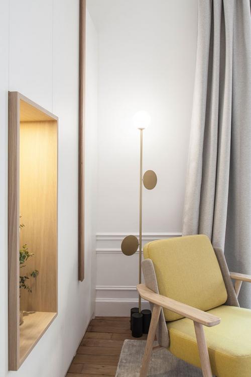 Белоснежная парижская квартира с оранжевыми и желтыми деталями 31