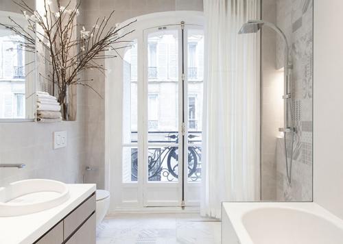 Белоснежная парижская квартира с оранжевыми и желтыми деталями 25