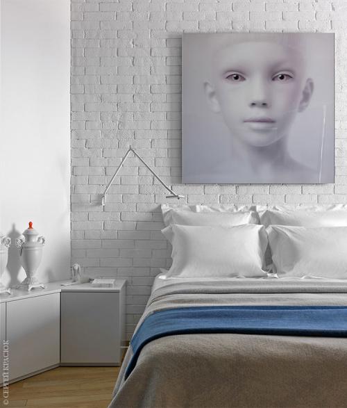 Белоснежная парижская квартира с оранжевыми и желтыми деталями 09