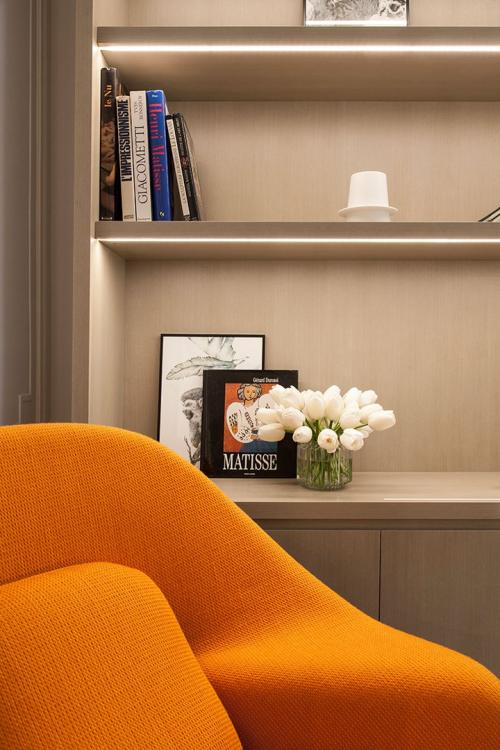 Белоснежная парижская квартира с оранжевыми и желтыми деталями 18