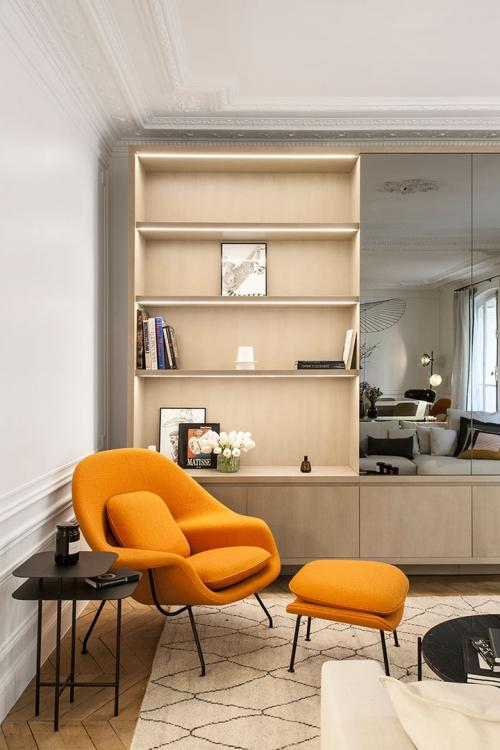 Белоснежная парижская квартира с оранжевыми и желтыми деталями 17