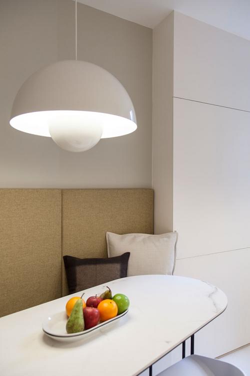 Белоснежная парижская квартира с оранжевыми и желтыми деталями 23