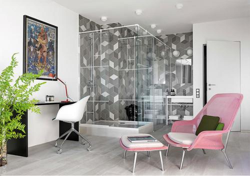 Белоснежная парижская квартира с оранжевыми и желтыми деталями 12