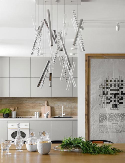 Белоснежная парижская квартира с оранжевыми и желтыми деталями 03