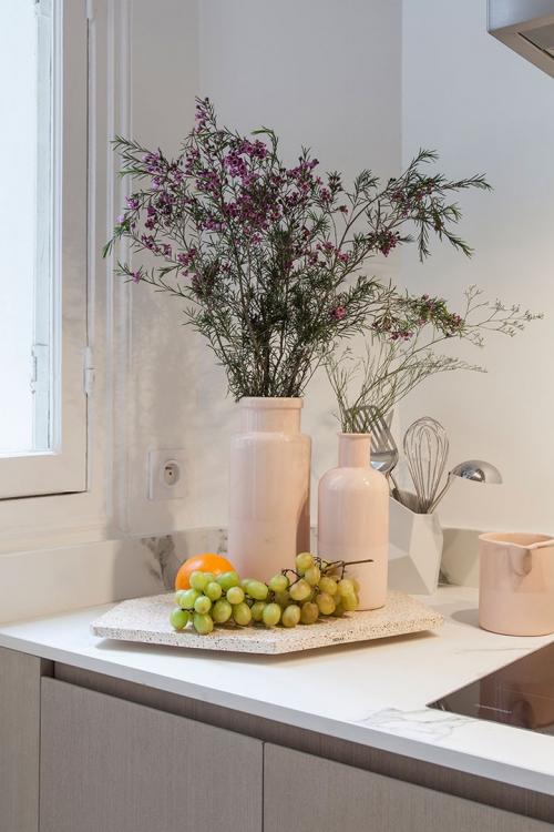 Белоснежная парижская квартира с оранжевыми и желтыми деталями 24