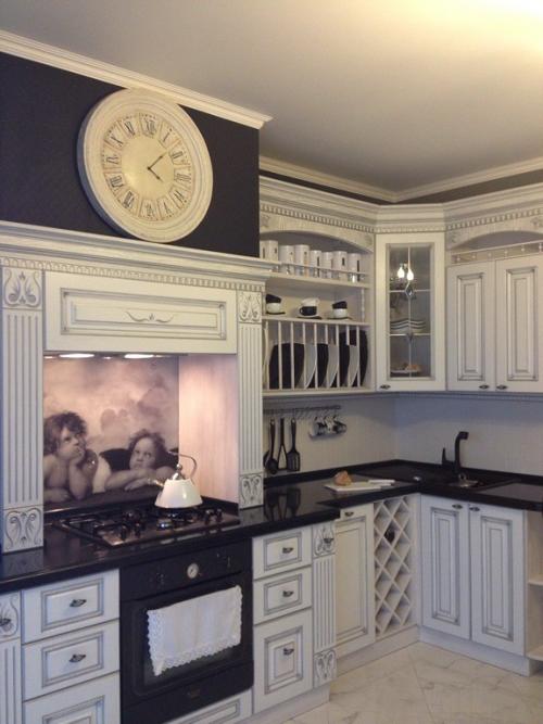 Белая кухня под потолок. Как выбрать стиль интерьера