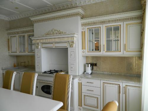 Белая кухня под потолок. Как выбрать стиль интерьера