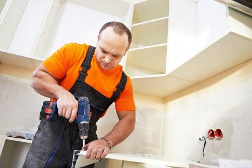 Шкафы на кухне до потолка. Минусы верхних кухонных шкафов до потолка