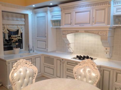 Белая кухня под потолок. Как выбрать стиль интерьера