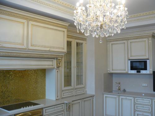 Белая кухня под потолок. Как выбрать стиль интерьера