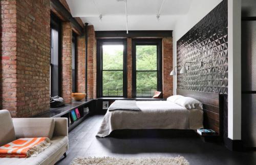 Сочетание дерева и кирпича в интерьере. Отделка стен кирпичом в спальне