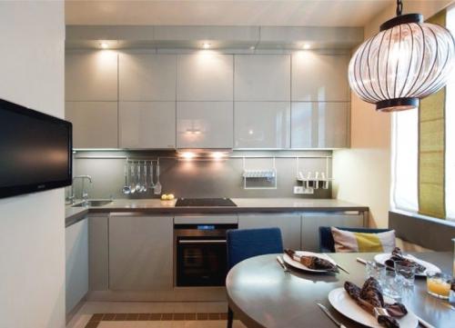 Как повесить кухню под потолок. Шкафы до потолка на кухне. Плюсы и минусы этой конструкции