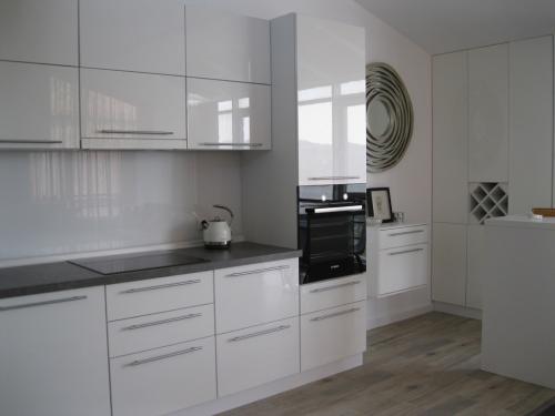 Белая кухня под потолок. Как выбрать стиль интерьера