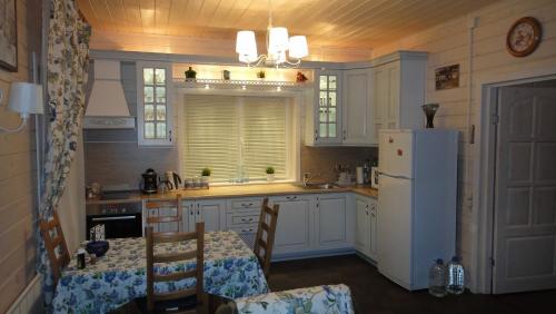 Белая кухня под потолок. Как выбрать стиль интерьера