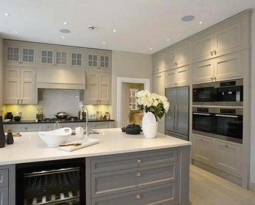 Как повесить кухню под потолок. Шкафы до потолка на кухне. Плюсы и минусы этой конструкции