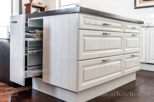 Линейная кухня с островом. Расстояние между кухней и островом