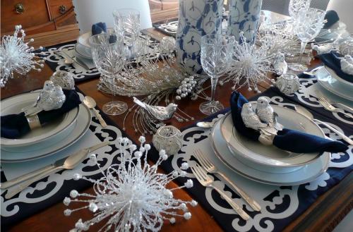 20 способов красиво украсить стол салфетками 19