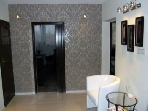 Как с помощью обоев расширить узкий коридор. Цвета 06