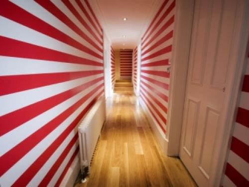 Как с помощью обоев расширить узкий коридор. Цвета 02