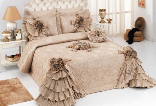 Дорожка на кровать. Современные варианты покрывал для кровати в спальне, советы дизайнеров