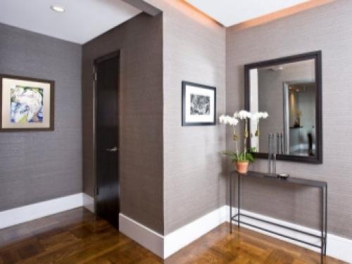 Как с помощью обоев расширить узкий коридор. Цвета 05