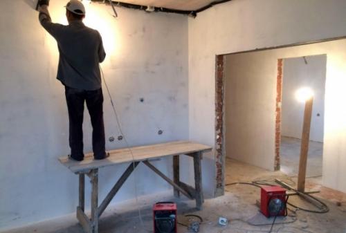 Можно ли клеить обои в неотапливаемом помещении. Сложности приклеивания обоев зимой