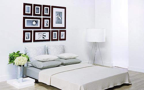 Как красиво повесить картины. Как правильно развесить картины на стене