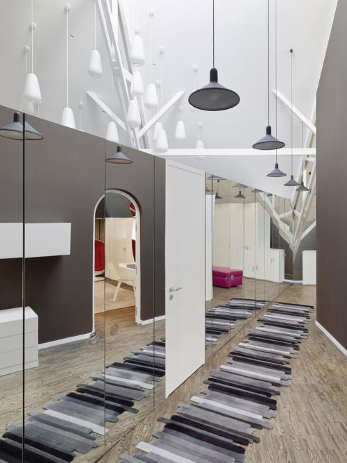 Зеркальная стена в интерьере 02