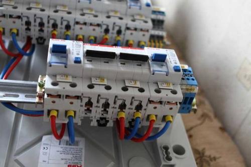 Электрощит в шкафу купе. Можно ли ставить электрощит в гардеробе?