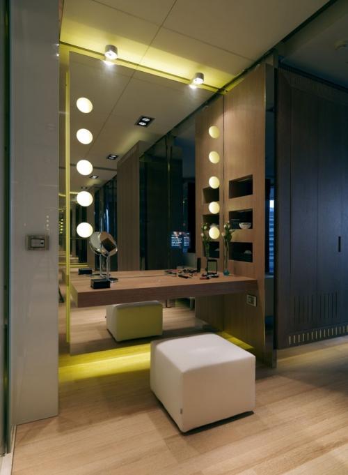 Зеркальная стена в интерьере 06