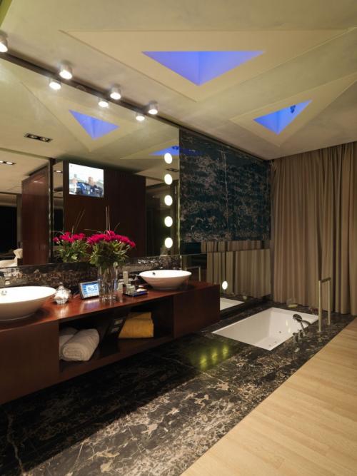 Зеркальная стена в интерьере 07