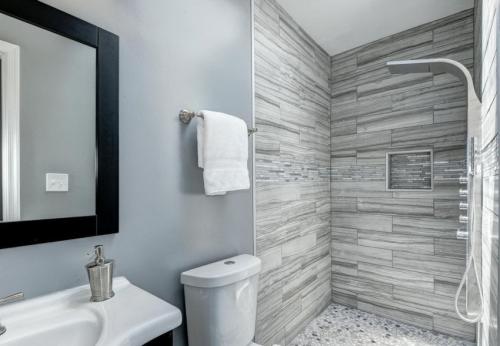 Ванная комната с душем без кабины. Почему многие отказываются от ванны