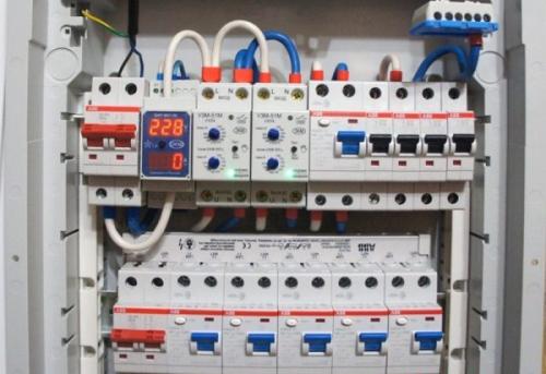 Электрощит в шкафу купе. Можно ли ставить электрощит в гардеробе?