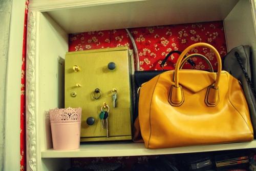 Как спрятать в прихожей электрощиток. Как нельзя закрывать электрощиток в квартире