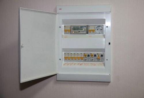 Электрощит в шкафу купе. Можно ли ставить электрощит в гардеробе?