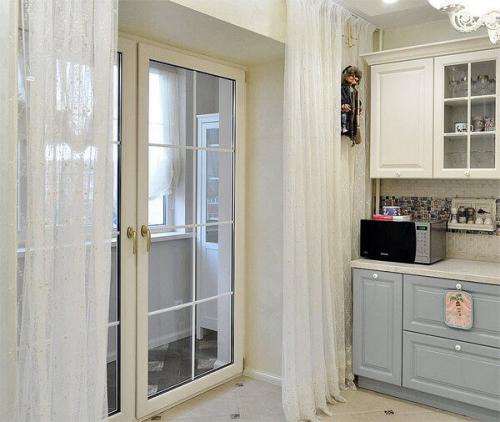 Как на балконе сделать красивую комнату. Распашные конструкции