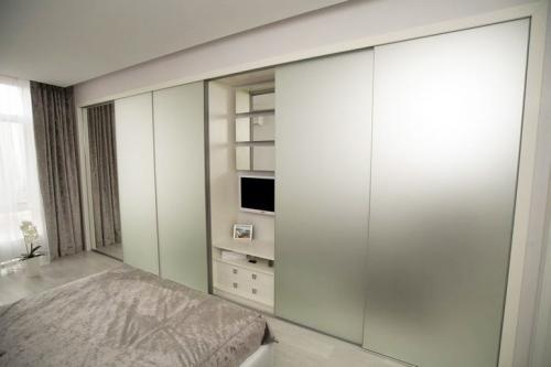 Холодильник в шкафу в прихожей. Прячься скорее в шкаф! Семь идей о том, как сделать квартиру просторнее