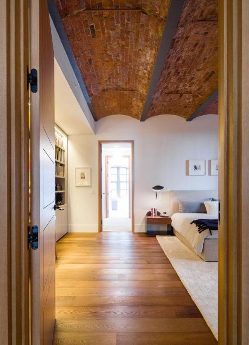 Сводчатые потолки и винтажные детали: лофт в Нью-Йорке 04