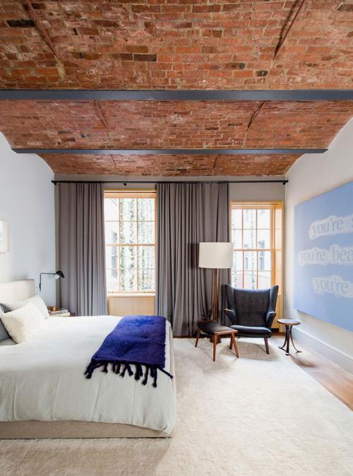 Сводчатые потолки и винтажные детали: лофт в Нью-Йорке 02