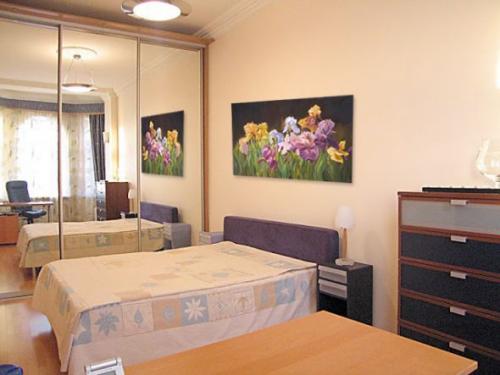 Как правильно повесить картины в спальне. Какую картину повесить в спальне над кроватью?