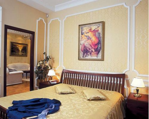 Как правильно повесить картины в спальне. Какую картину повесить в спальне над кроватью?