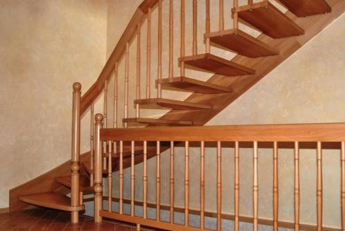 Части лестницы название. Элементы деревянной лестницы