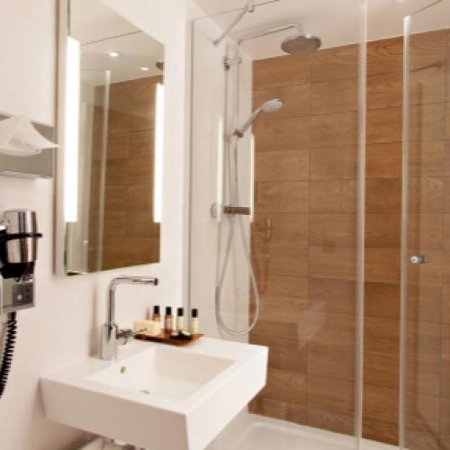 Ванная комната из дерева. Особенности электроснабжения в ванной комнате 10