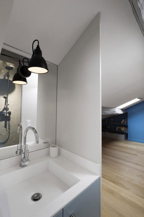 Необычная парижская квартира со интерьерами в синих тонах 12