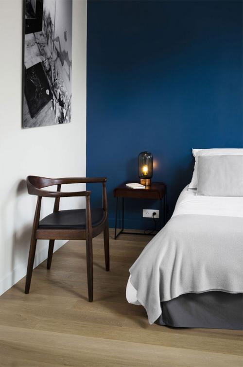 Необычная парижская квартира со интерьерами в синих тонах 09