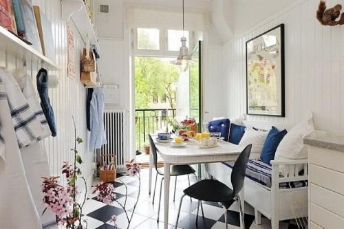 Светлая кухня с высокими потолками и балконом 02